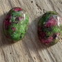 Cabochon rubin zoisit, 15x10 mm (2 buc)