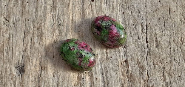 Cabochon rubin zoisit, 15x10 mm (2 buc)