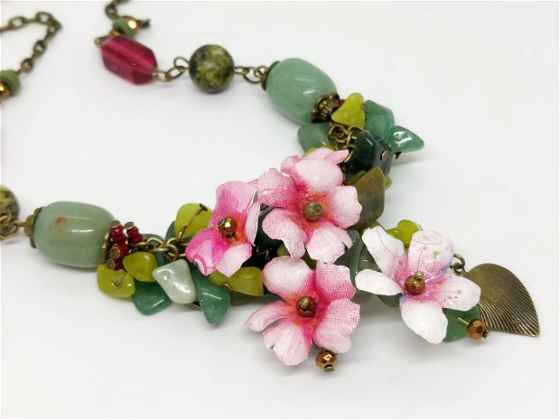 Colier flori de cires cu jad