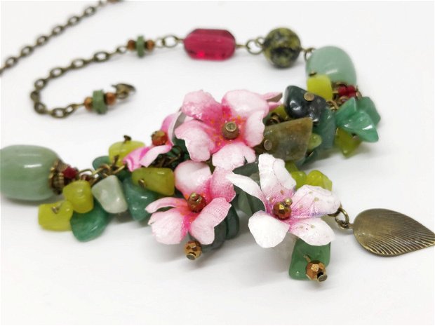 Colier flori de cires cu jad