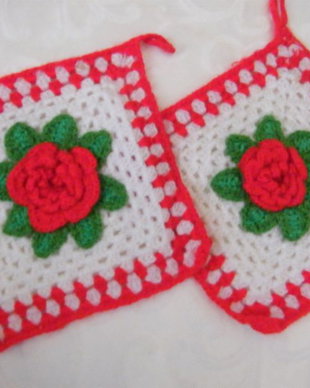 2 pot holders melana