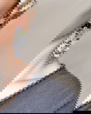 Cercei din carton tratat si pictat manul cu lant argintiu si charm matalic, cercei gri si bej cu pictura in acurela, cercei mari statement unicat