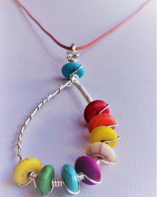 Colier handmade din rondele de howlit colorate