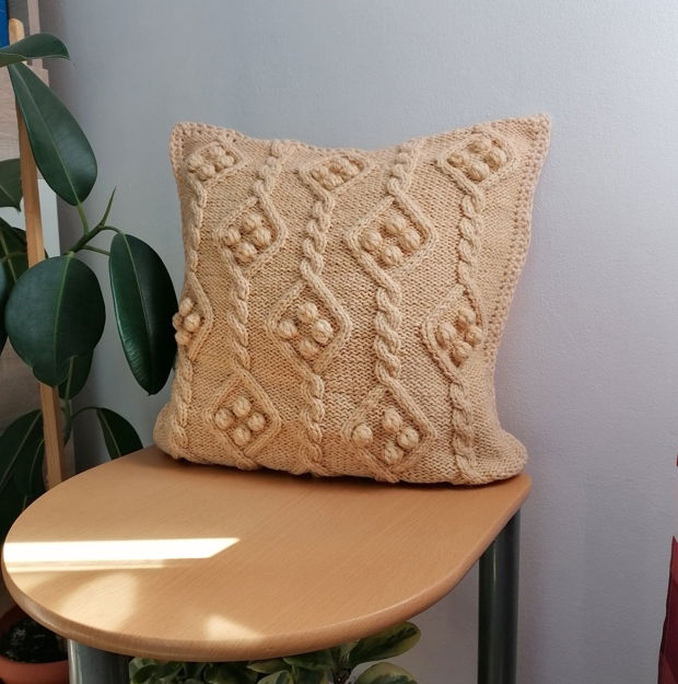 Fata de perna 50×50 cm, tricotat manual bej