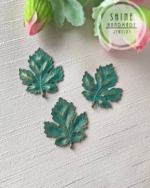 Pandantiv frunza de artar, bronz verde patinat