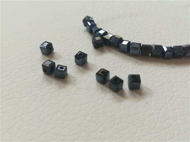 Cristale cubice, negru, 3mm - 1 buc