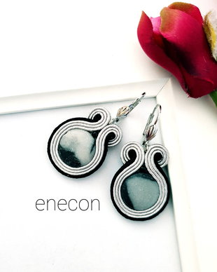 Cercei gri cu negru, Cercei soutache