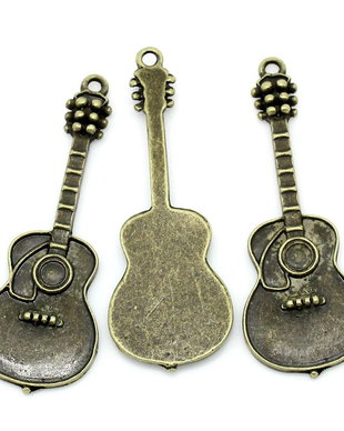 Pandative bronz antic chitara