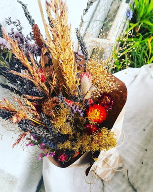 Buchet din plante uscate și hârtie vintage
