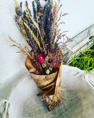 Buchet din flori uscate și ambalaj vintage