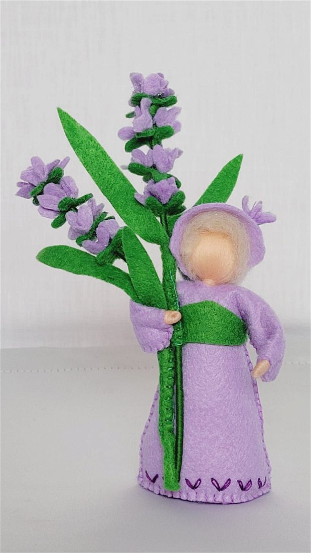 Copila Levănțica, figurina handmade inspirata din pedagogia Waldorf.