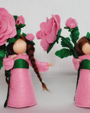 Copila Trandafir, figurina handmade din fetru, inspirata din pedagogia Waldorf.
