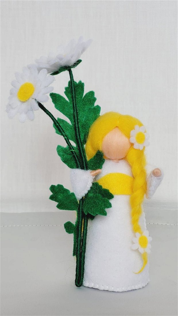 Copila Margareta, figurina handmade din fetru, inspirata din pedagogia Waldorf.