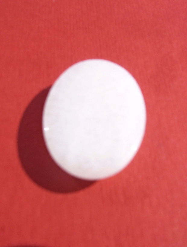 Cabochon jad alb aprox 30x22x7 mm