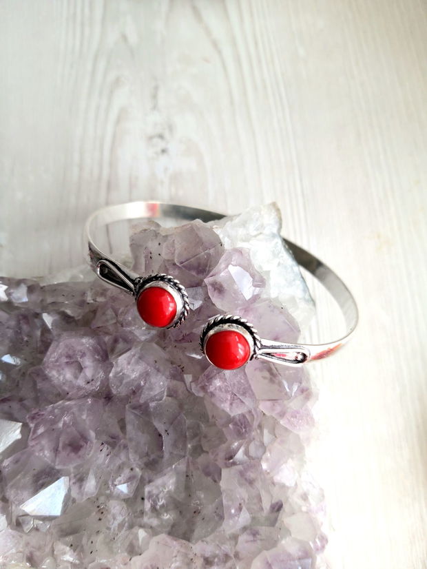 Bratara bangle din alama argintata cu cabochon coral