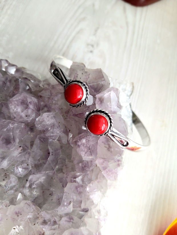 Bratara bangle din alama argintata cu cabochon coral