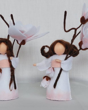 Copila Magnolie, figurină handmade din fetru, inspirată din pedagogia Waldorf