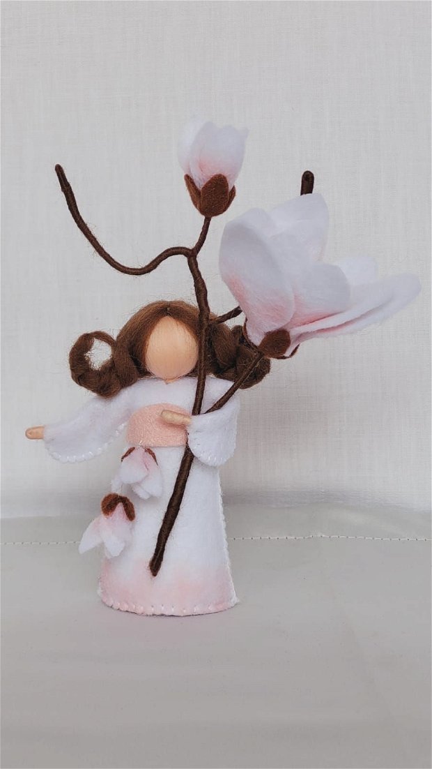 Copila Magnolie, figurină handmade din fetru, inspirată din pedagogia Waldorf