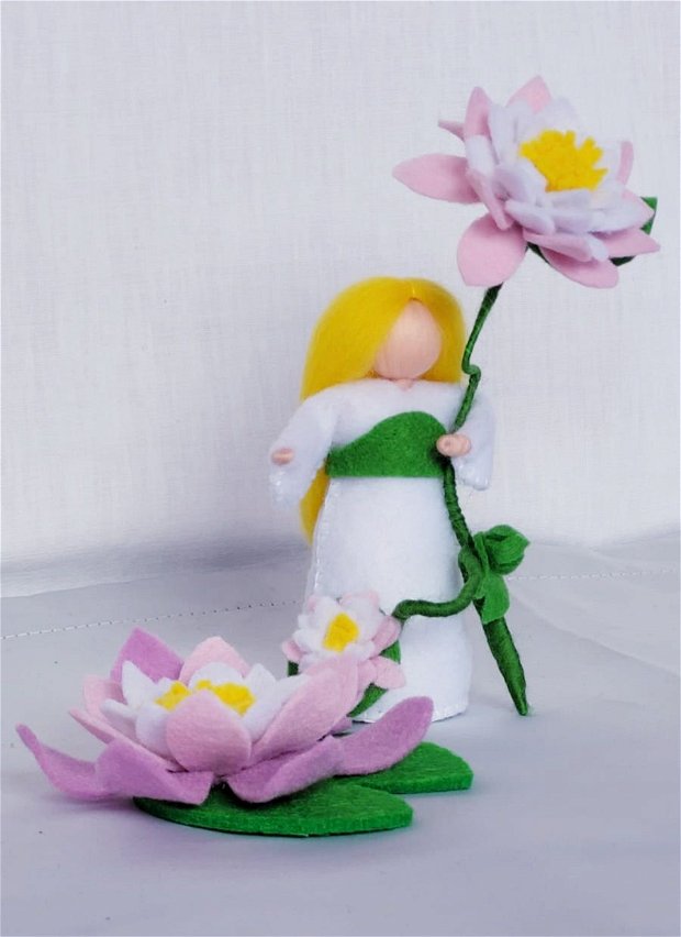 Copila Nufăr, figurină handmade din fetru, inspirată din pedagogia Waldorf