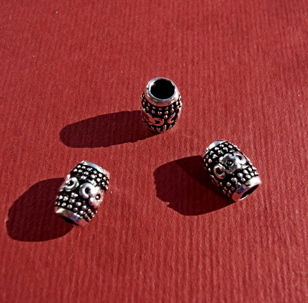 Tub din argint .925 partial antichizat aprox 7.6x5.5 mm