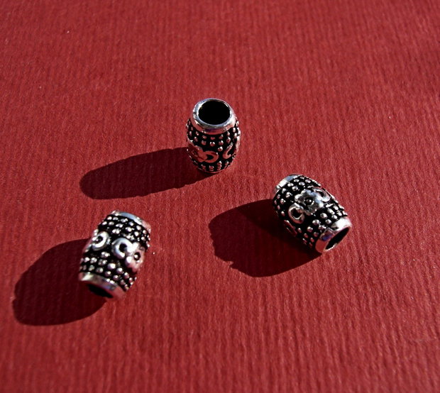 Tub din argint .925 partial antichizat aprox 7.6x5.5 mm