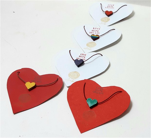 Brățara inima, lemn debitat cu suport carton inima, personalizată prin mesaj.