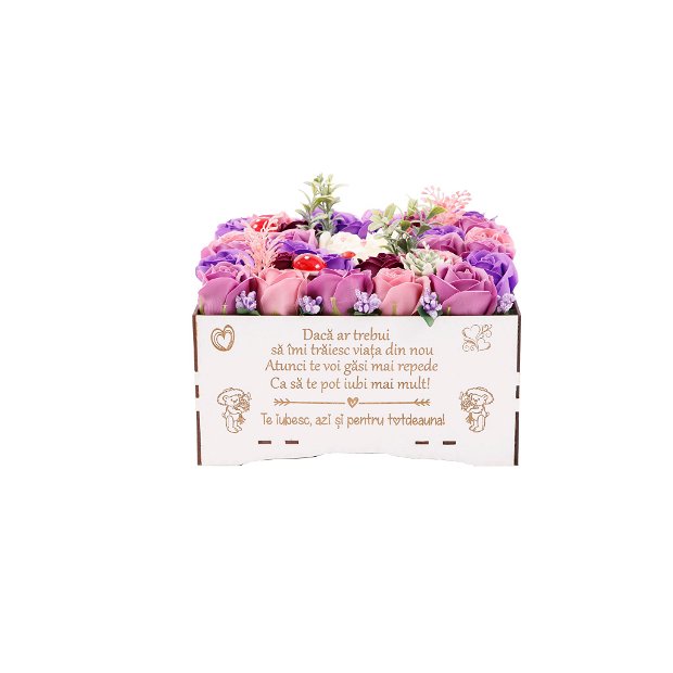 Aranjament cu 33 trandafiri de sapun in cutie de lemn personalizata