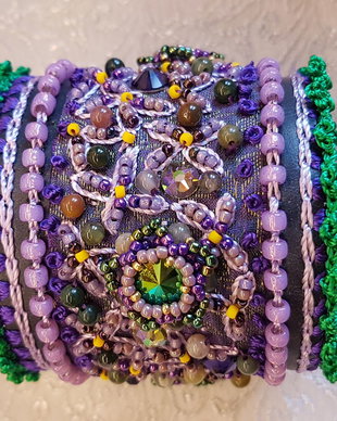 Bratara piele,broderie ,cristale swarovski