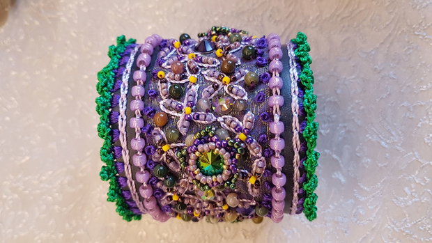 Bratara piele,broderie ,cristale swarovski