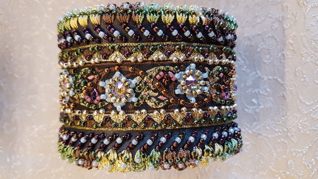 Bratara piele,broderie ,cristale swarovski
