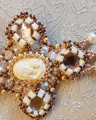 Brosa cruciulita,cabochon pirtelan la rece,cristale,perle,toho ,deluica