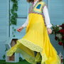 Rochie îmbrăcată în galben