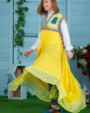 Rochie îmbrăcată în galben