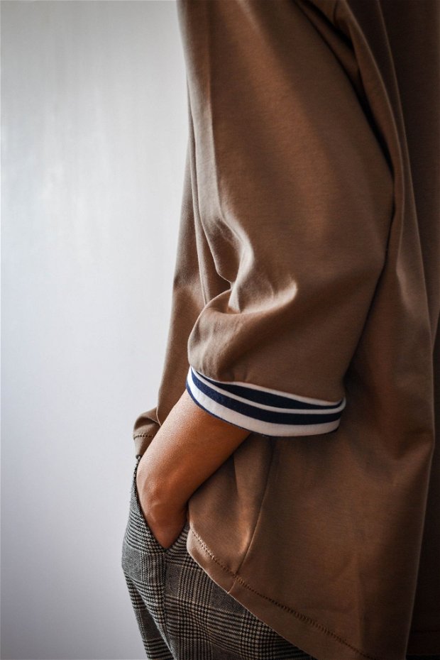 Bluză oversized cu mâneci raglan și manșete contrastante, culoare cappuccino