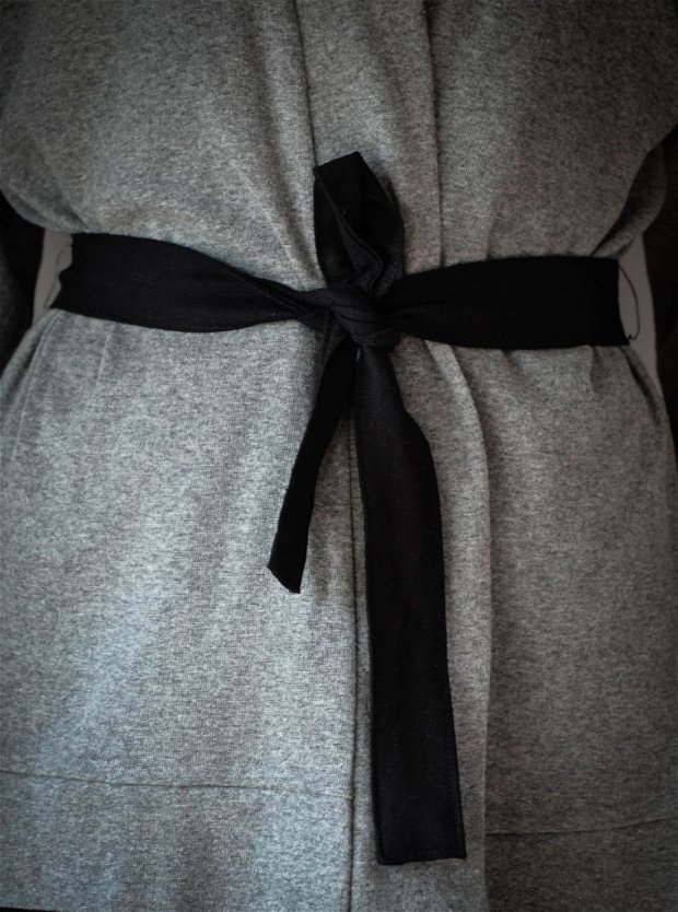 Cardigan din tricot gri deschis cu curea din in negru