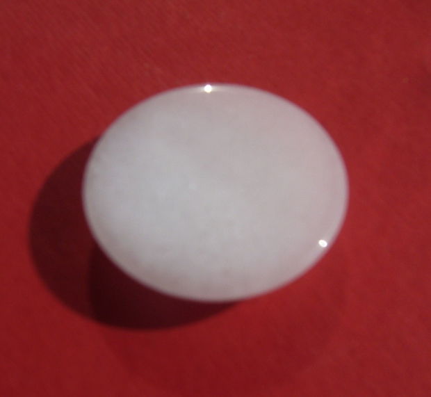 Cabochon rotund mare din jad alb aprox 30x7.4 mm