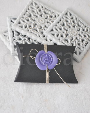 Cutiuta pillow neagra cu sigiliu de ceara