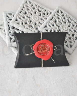 Cutiuta pillow neagra cu sigiliu de ceara
