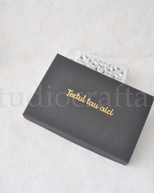 Cutie neagra personalizabila cu text auriu