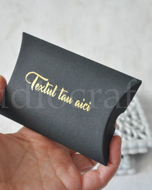Cutiuta pillow neagra personalizabila cu text auriu