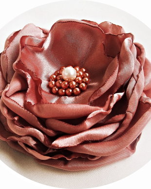 brosa floare roz somon cu perle