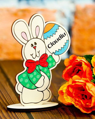 Decoratiuni lemn personalizate pentru Paste - Iepuras baiat cu ou