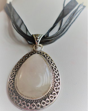Colier handmade cu pandantiv din aliaj tibetan si cuartz roz