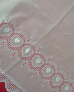 Perdeluta batist cu broderie