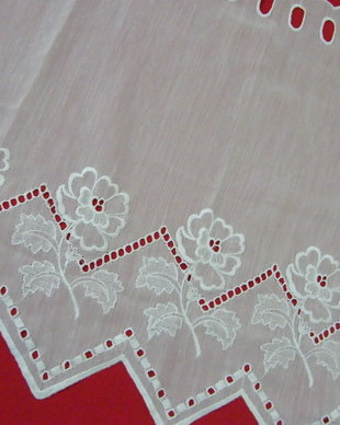 Perdeluta batist cu broderie