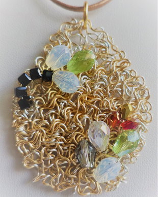 Colier handmade cu pandantiv din sarma cu cristale tip swarovski