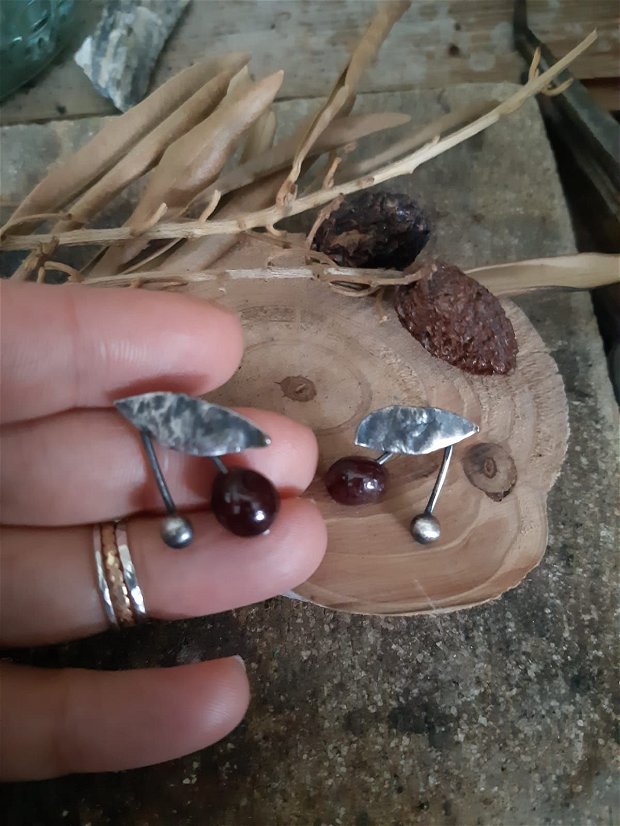 Cercei cu tija din argint 925, reticulat si partial oxidat cu granat, cirese