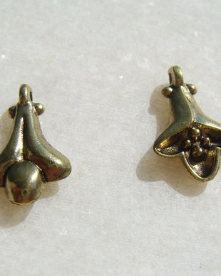 Charm - fleur de lis aurie aprox 3x9x14 mm (cu anoul)