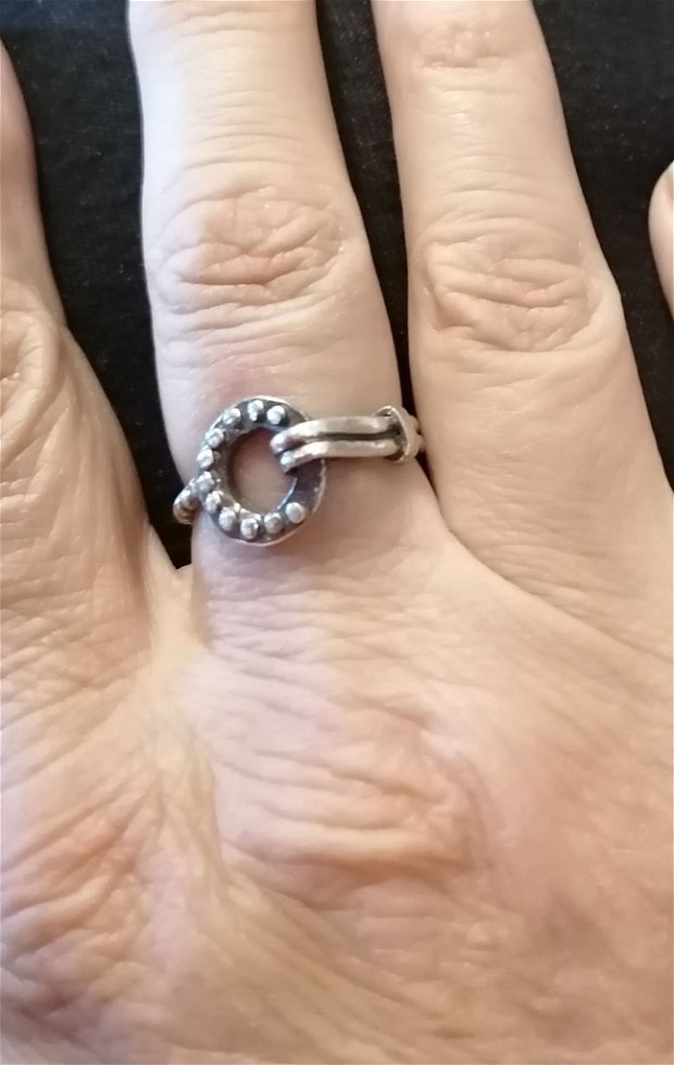 Inel de autor din argint fin, asimetric, în forma de nod prins de un cerc decorat cu margele de argint, cu banda din margele de argint