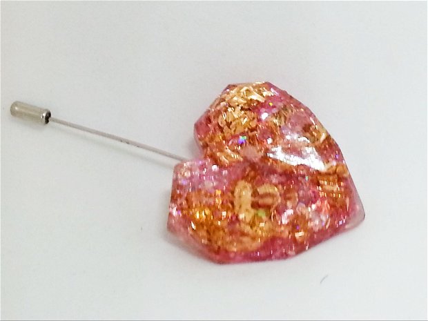 Brosa pin, sub forma de inima, confectionata din rasina transparenta, glitter mov si foita aurie
